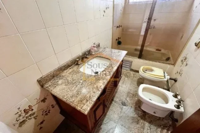 Imagem Casa espaçosa com 200 m² de área construída, composta por 4 dormitórios, sendo 2 suítes, e 4 b...