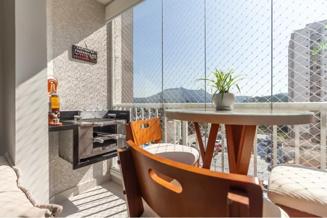 Imagem Apartamento reformado 2 Dormitórios, sendo 1 suite, sacada e vaga.