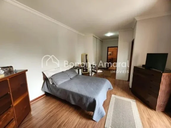 Imagem Belíssima casa com 250 m² de construção e terreno com área de 449 m². Na parte inferior há 1 ...