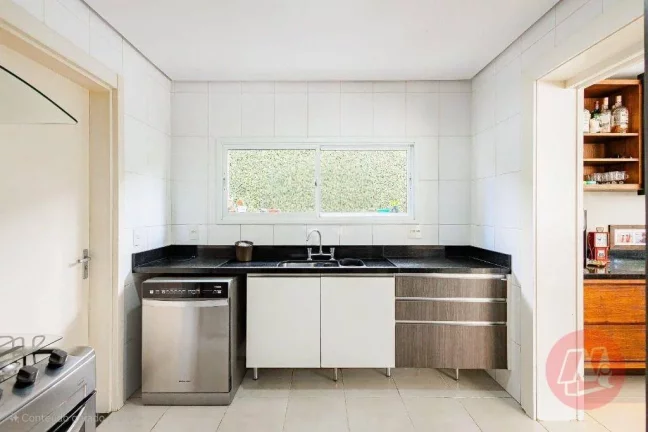 Imagem Casa de 310 m² com e suítes, 6 banheiros, 4 vagas, piscina e infraestrutura.