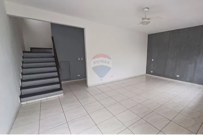 Imagem Casa em condomínio fechado,três dormitórios.