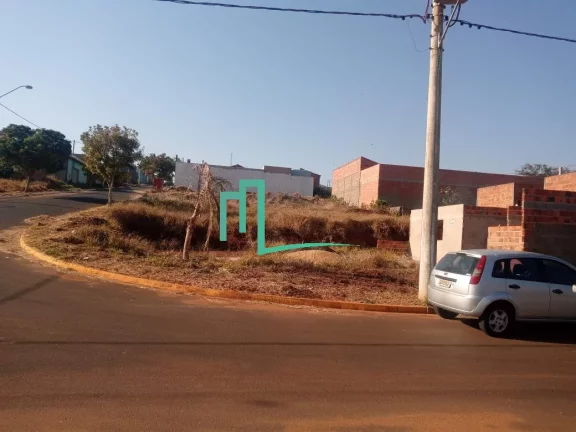 VENDE-SE TERRENO DE ESQUINA COM CONSTRUÇÃO INICIADA EM PATROCINIO PAULISTA - SP