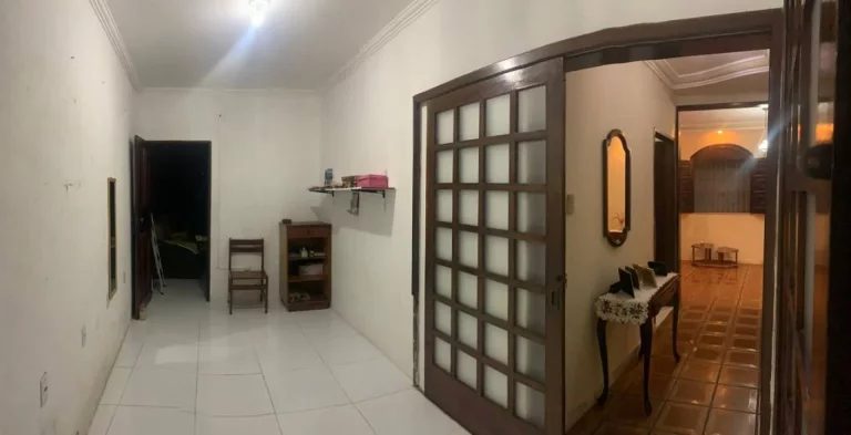 Imagem Casa à venda no Bairro Ponto Novo - Espaçosa 4/4 com suíte e 250 vagas de garagem!