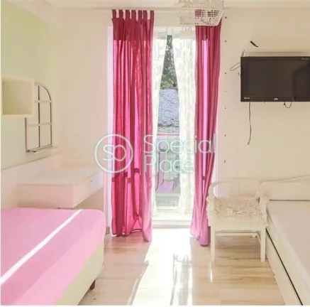 Imagem Uma lindíssima e confortável casa de condomínio que lhe oferece, segurança, privacidade, lazer, ...