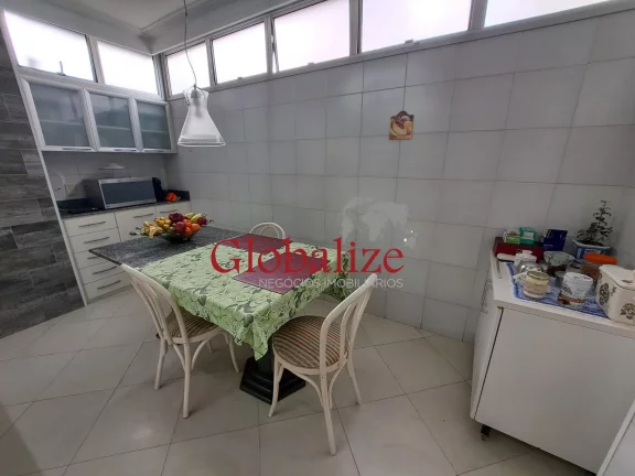 Imagem Apartamento à venda com 345m², 3 dormitórios, 2 suítes, closet, 2 vagas, dependência, quadra da praia por R$ 1.600.000,00 no Gonzaga em Santos