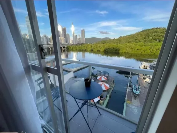 Imagem Apartamento com 2 dormitórios reformado e mobiliado com linda vista em Balneário Camboriú