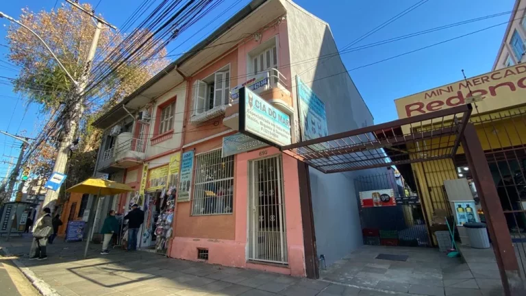 Imagem Casa à venda em Porto Alegre, Farroupilha, com 4 quartos, 102m2