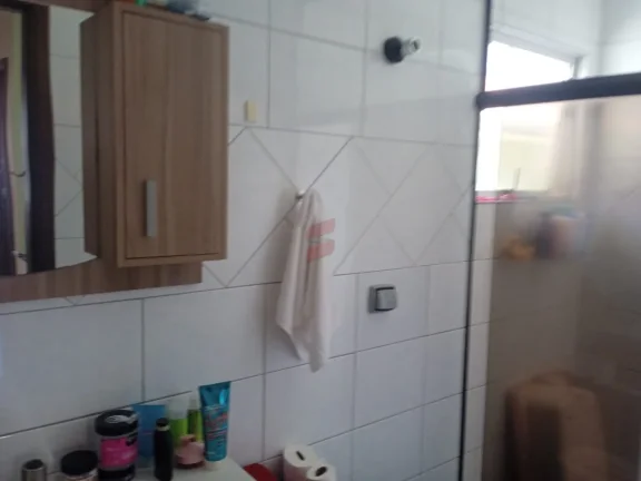Imagem Sobrado Averbado à Venda no Centro de Pinhais – Rua Santa FéSobrado averbado localizado no Centro de Pinhais, em excelente região, próximo a comércios, escolas e serviços.Características do imóvel:4 dormitórios, sendo 1 suíteBanheiro socialLavaboSala de e