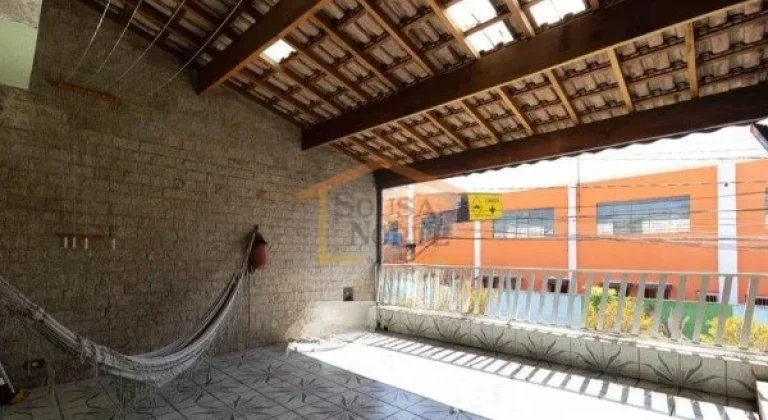 Imagem Sobrado com 250 m² de área construída, composta por 3 dormitórios, sendo 2 suítes, sala ampla, ...