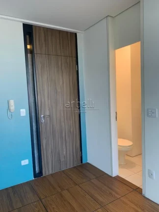 Imagem Sala com 33 M² com ar-condicionado, 1 banheiro, janelas amplas, sacada com vista panorâmica, piso ...