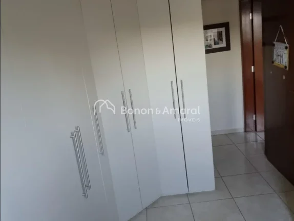 Imagem Casa aconchegante à venda no bairro Capuava, em Valinhos/SP, com ambientes espaçosos e cercada por...