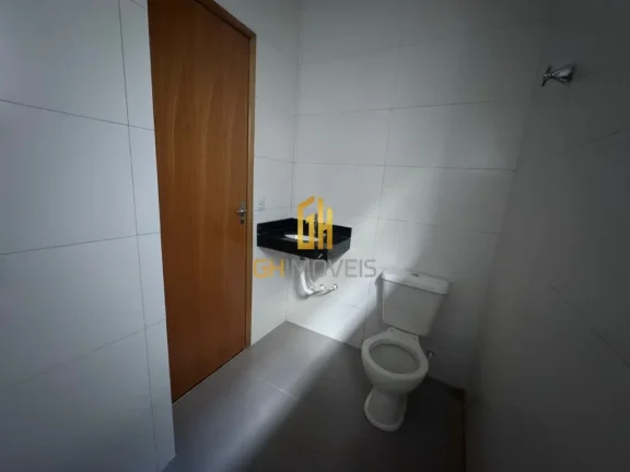 Imagem A casa possui:

- Sala;
- 3 quartos, sendo 1 suíte; 
- 2 banheiros, sendo 1 suíte e 1 banheiro soc...