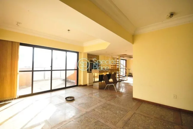 Imagem Amplo apartamento à venda com 6 quartos, sendo 3 suítes, e 6 banheiros no total. Este apartamento ...