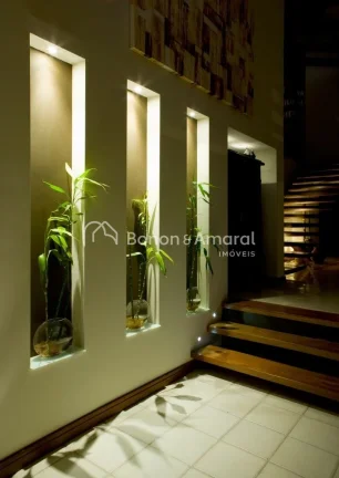 Imagem Casa com arquitetura diferenciada no condomínio Alphaville Campinas. A espaçosa residência possui...