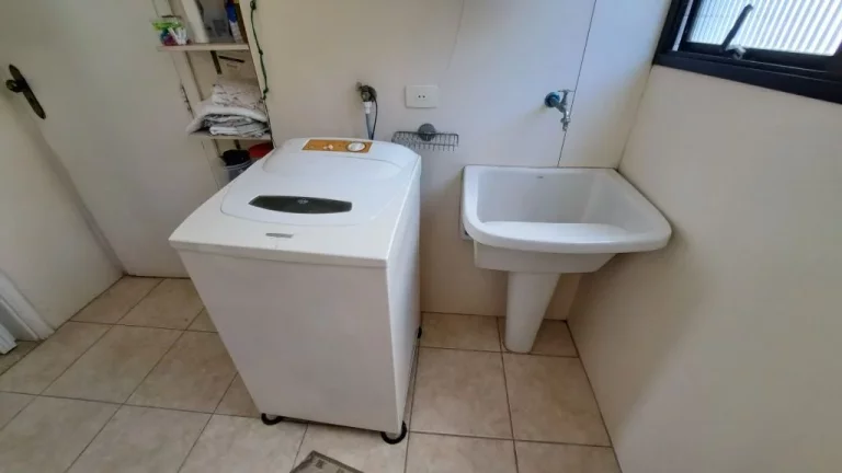 Imagem APARTAMENTO COM 3 DORMITÓRIOS, 2 VAGAS, PRÉDIO COM PISCINA E CHURRASQUEIRA.