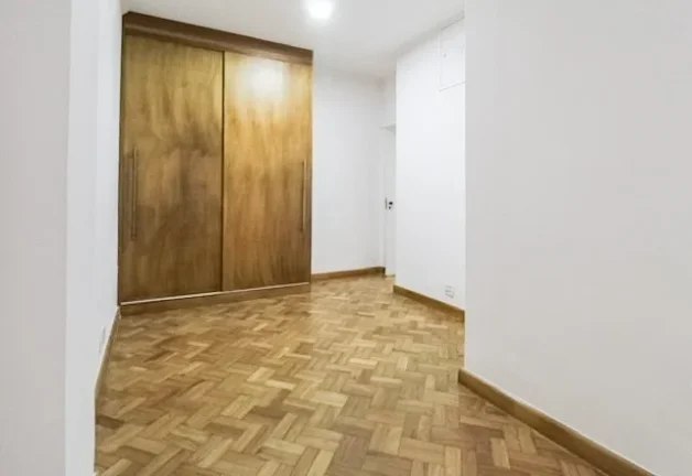 Imagem Apartamento 140M², 3Q, 1 Suíte, 2 Banheiros, 1 Vaga, Academia, Armários.