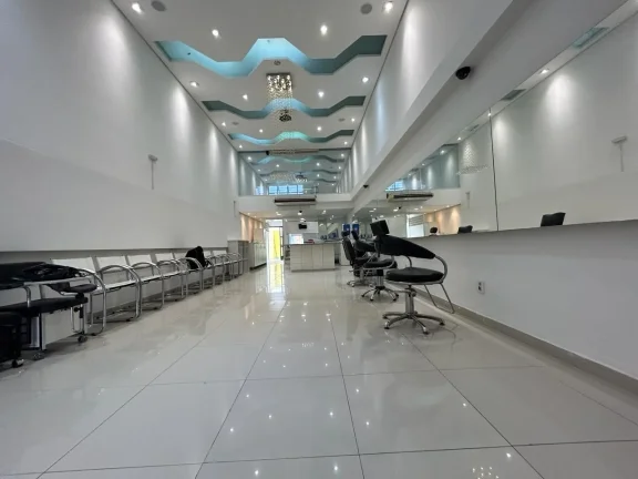 Imagem Salão Comercial de Alto Padrão para Locação na Vila Hortência, Sorocaba-SP: 5 Salas, 2 Banheiros, 150m² de Área.