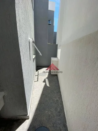 Imagem Venha morar em uma bela casa em pequeno condomínio a 3 minutos da Praia das Flechas.