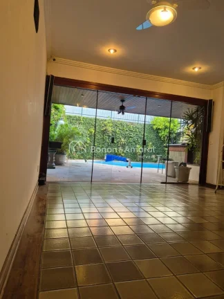 Imagem Linda e espaçosa casa em condomínio, com área construída de 312 m² e 320 m² de terreno. O imó...