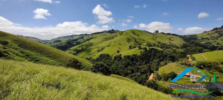 Imagem Invista em Tranquilidade: Terreno com Cachoeira e Vista Incrível!