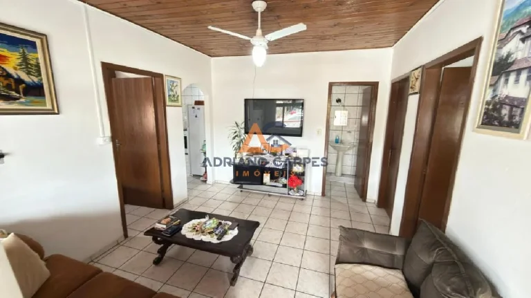 Imagem Casa com 3 dormitórios, Averbada, garagem para 2 carros e quintal gramado a 700m do mar, na Praia de Gravatá em Navegantes - Adriano Carpes imóveis vende