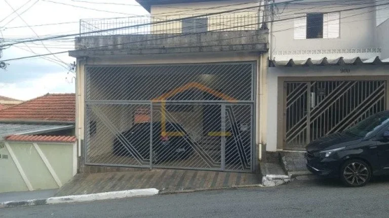 Imagem Sobrado precisando de reforma, com 2 dormitórios, sala, cozinha com armários e 1 banheiro. Possui ...