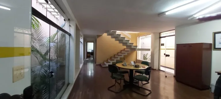 Excelente imóvel comercial com 3 vagas de recuo , 6 salas sendo com moveis embutidos de excelente q...