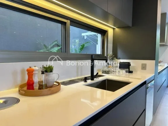Imagem Magnífica e espaçosa casa à venda, com área construída de 360 m². A residência possui living ...