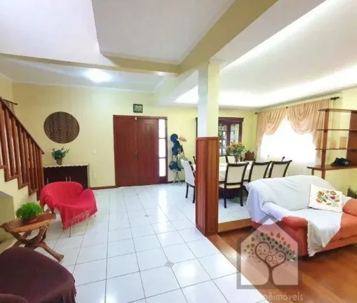 Imagem Excelente Casa com 370 m² no Carianos