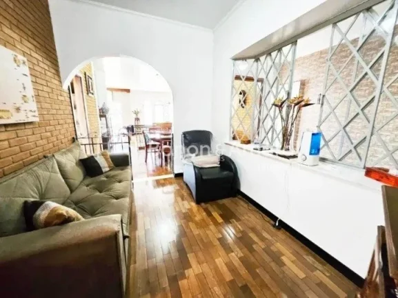 Imagem Casa bem localizada, em avenida consolidada, rodeada por clínicas, comércio, escritórios e estaci...