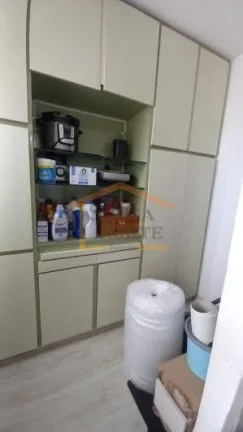 Imagem Apartamento reformado, com 3 dormitórios e armários planejados, cozinha com móveis planejados, ar...