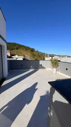 Imagem Sobrado alto padrão com 4 suítes e 2 vagas de garagem em Camboriú/SC