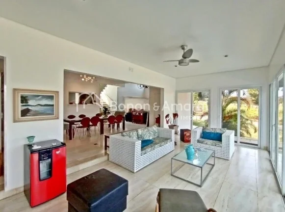 Imagem Casa luxuosa e moderna à venda em terreno de 1.270 m² com 600 m² de área construída, oferecendo...
