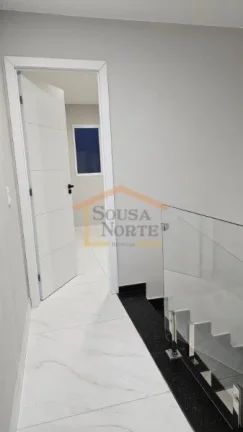 Imagem Sobrado com 3 dormitórios, sendo 1 suíte, lavabo, 2 banheiros e garagem para 2 veículos. Os ambie...