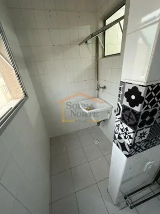 Imagem Apartamento 50m², no último andar, 2 dormitórios, banheiro com box de vidro, sala 2 ambientes, co...