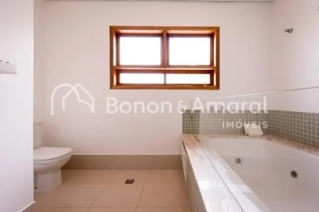 Imagem Casa espaçosa e encantadora, com 340 m², para viver com conforto e estilo. A residência possui um...
