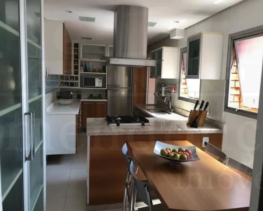 Imagem Apartamento na Rua Capote Valente com 3 suítes e 4 vagas, 192m²