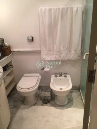 Imagem Ótimo apartamento com 273m² em Moema em rua tranquila. Amplo living para três ambientes com terra...