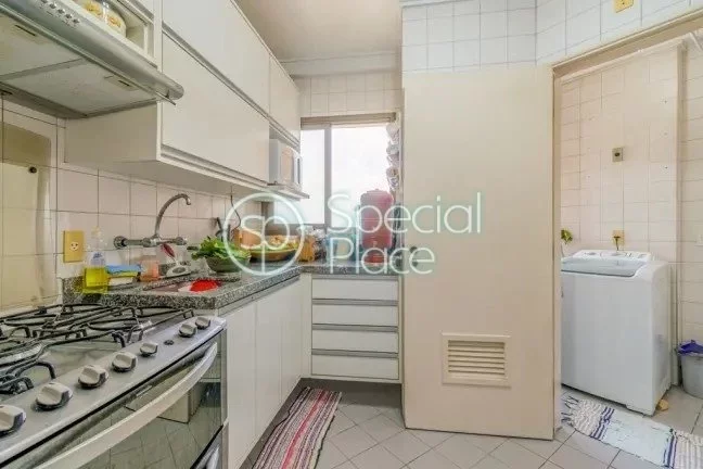 Imagem Apartamento com 3 dormitórios com armários, sendo 1 uma suíte, banheiro, ampla sala de visitas co...