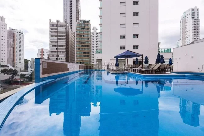 Apartamento com 03 suítes no Centro de Balneário Camboriú