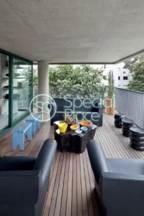 Imagem O apartamento se assemelha a uma casa, mas de um jeito absolutamente atual e urbano, com imensas por...
