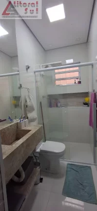 Imagem Casa à venda em Praia Grande-SP, bairro Vilamar, 2 quartos, 1 suíte, 1 sala, 2 banheiros, 95m². Confira já!