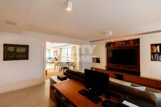 Imagem Apartamento reformado de 354m², com quatro suítes, sendo uma máster com closet,, hall, lavabo, sa...