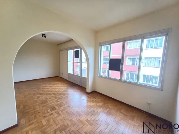Imagem Amplo Apartamento de 2 Dormitórios com Sacada no Centro de Santa Maria