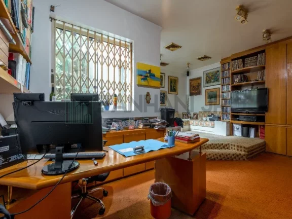 Imagem VENDO CASA CIDADE JARDIM - Próximo à Praça Alfredo Volpi. A casa possui 04 suítes sendo uma master e uma suíte com sala íntima, living para três am