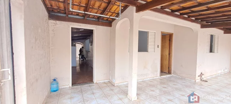 Imagem Casa de Esquina à Venda no Alvorada – Patos de Minas | 3 Quartos e Área para Veículos
