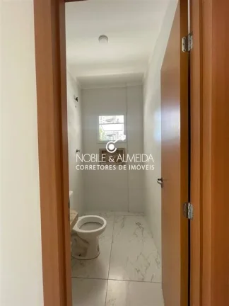 Imagem CASA COM SACADA NA QUADRA DA PRAIA