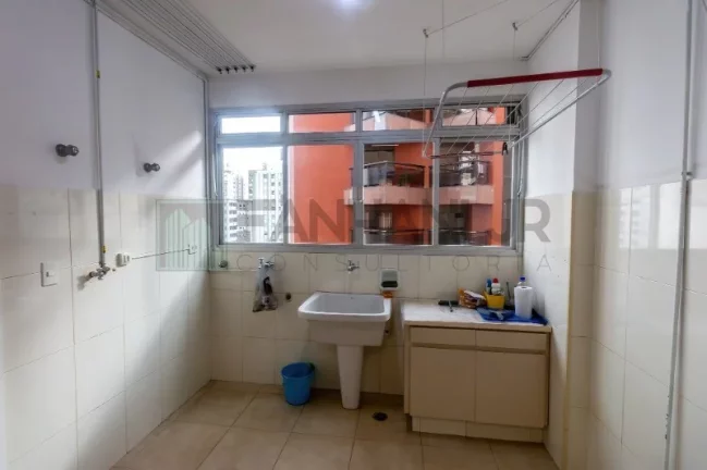 Imagem Imperdível: Apartamento para locação no Itaim Bibi, São Paulo-SP! 3 quartos, 1 suíte, 3 salas, 2 banheiros, 2 vagas de garagem e 160m² de área. Venha conferir!