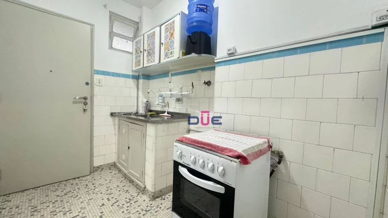 Imagem Sala living, na quadra da praia R .Arthur Assis. Pode ser dividido pois tem 50m2 de área útil com elevador e vaga R$ 305.000 - Boqueirão - Santos/SP