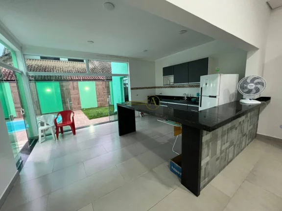 Imagem Casa novíssima térrea, 100 metros da praia, piscina e lavabo